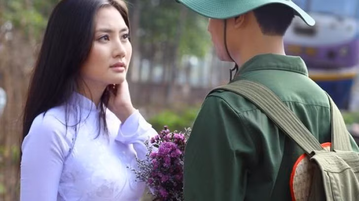 Một số ý kiến cho rằng, bối cảnh bài thơ là thời chiến, thời mà biết bao thế hệ thanh niên Việt Nam tạm quên đi những thứ tình cảm riêng tư nối bước nhau ra tiền tuyến chiến đấu với quân thù, hình ảnh nụ hôn là điều không nên.