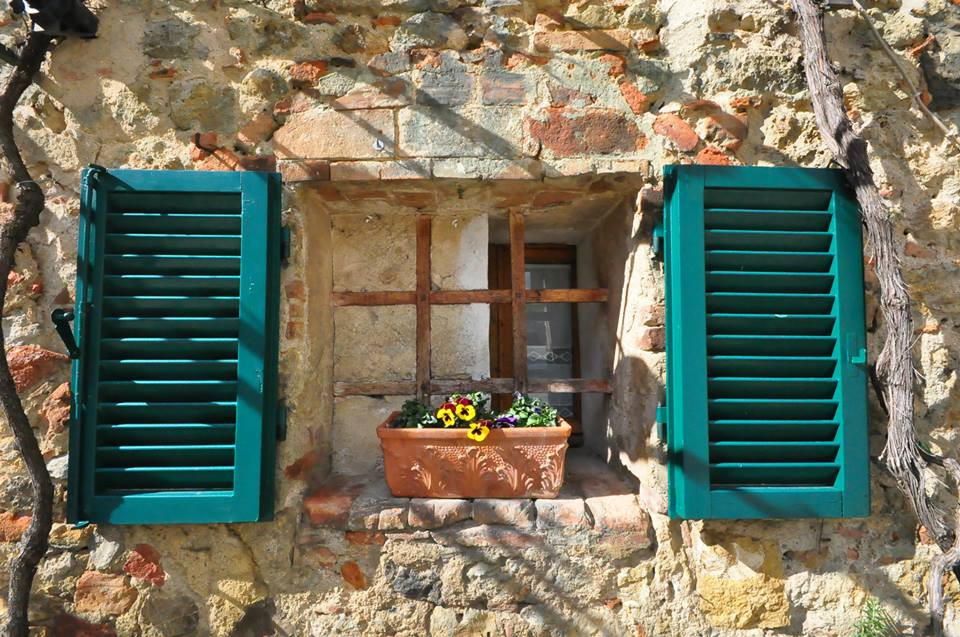 Tranh cãi thú vị về “nụ hôn” trong tác phẩm Bên cửa sổ - Hình 4 Tranh cai thu vi ve “nu hon” trong tac pham Ben cua so-Hinh-4