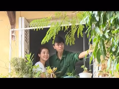 Bài thơ nói lên tình yêu lứa đôi rất thật, trong sáng với nụ hôn là hình tượng chủ đạo được nhắc đi nhắc lại nhiều lần trong bài thơ. Tuy nhiên, chính nụ hôn - minh chứng của tình yêu lại gây ra không ít tranh cãi.