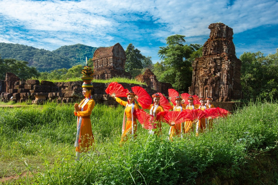 Khu đền tháp Chăm Mỹ Sơn nằm tại huyện Duy Xuyên, tỉnh Quảng Nam, được UNESCO công nhận Di sản Văn hóa Thế giới vào năm 1999. Theo tư liệu của ban quản lý di sản, quần thể hơn 70 công trình kiến trúc đền tháp Chăm ở đây được tạo lập trong suốt thời gian dài 900 năm, từ thế kỷ 4 đến thế kỷ 13. Đây là trung tâm tôn giáo, tín ngưỡng quan trọng của vương quốc Chămpa xưa, nằm giữa một thung lũng hùng vĩ, thâm nghiêm, kết tinh nhiều giá trị đặc sắc. Ảnh: Myson Sanctuary.