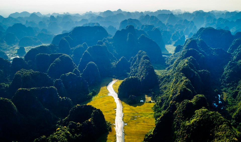  Quần thể danh thắng Tràng An (Ninh Bình) là di sản hỗn hợp, tức Di sản Văn hóa và Thiên nhiên Thế giới, đầu tiên của Việt Nam và cả khu vực Đông Nam Á. Di sản này gồm 3 khu vực liền kề nhau là di tích quốc gia đặc biệt Cố đô Hoa Lư, khu danh thắng Tràng An - Tam Cốc - Bích Động và rừng nguyên sinh đặc dụng Hoa Lư, theo tư liệu của Cục Di sản văn hóa. Ảnh:Vũ Minh Quân. 