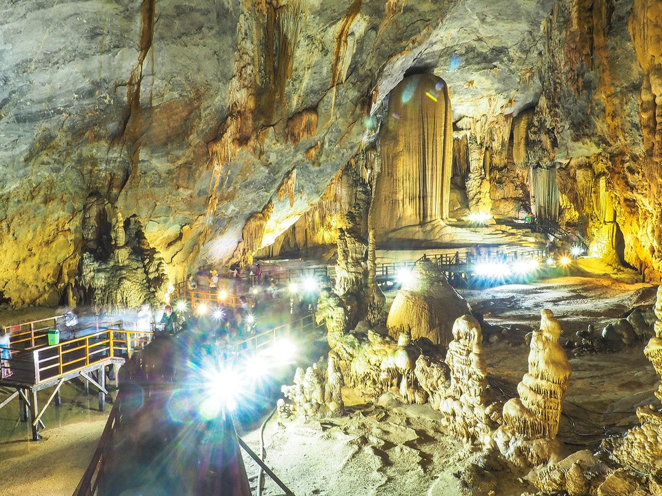 Vịnh Hạ Long (Quảng Ninh) và Vườn quốc gia Phong Nha - Kẻ Bàng (Quảng Bình) là 2 Di sản Thiên nhiên Thế giới ấn tượng của Việt Nam. Vịnh Hạ Long đã 2 lần được UNESCO công nhận vào các năm 1994 cho giá trị thẩm mỹ và 2000 cho giá trị địa chất, địa mạo. Vườn quốc gia Phong Nha - Kẻ Bàng được UNESCO công nhận theo tiêu chí địa chất, địa mạo vào năm 2003 và tiêu chí hệ sinh thái cùng đa dạng sinh học vào năm 2015. Ảnh:Minh Đức. 