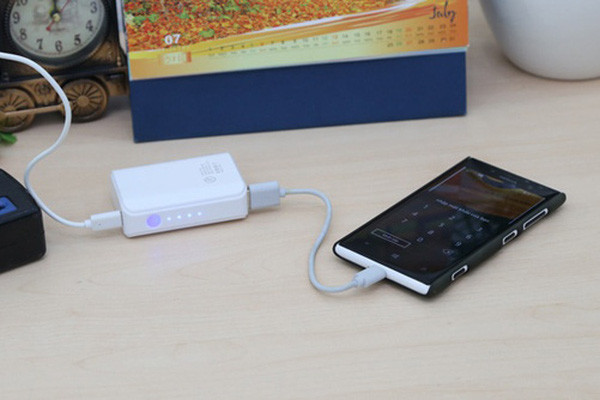 Sạc, pin dự phòng là một thiết bị tích điện dùng để cung cấp năng lượng cho pin chính của điện thoại. Trên thực tế đã có nhiều vụ nổ xảy ra do thói quen sử dụng, sạc pin kém chất lượng...