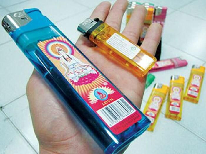 Bật lửa: Bật lửa có gas cũng là một trong những vật dụng dễ gây cháy nổ mà ít người để ý đến. Trong bật lửa có chứa một lượng gas nhất định, khi gas trong bật lửa bị rò rỉ (do nứt vỏ nhựa, hở van…) ra môi trường xung quanh (có khí oxy) hay gặp môi trường nhiệt độ cao, có tia lửa điện đều có thể gây ra hiện tượng cháy nổ.