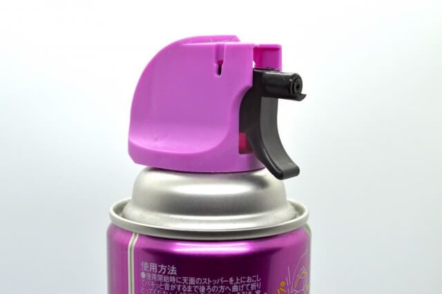 Các loại bình xịt nén khí: như bình xịt muỗi… đều chứa hỗn hợp dễ bay hơi và dễ cháy nên dễ là quả bom phát nổ trong gia đình mà ít người để ý. Do đó, chúng ta không nên sử dụng các bình xịt gần bếp, chỉ một tia lửa nhỏ cũng có thể khiến nó bắt lửa, gây cháy nổ.