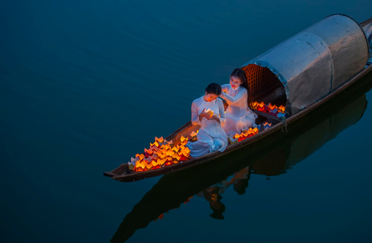Sông Hương là thắng cảnh nổi tiếng của thành phố di sản. Tuyệt tác thiên nhiên xứ Huế từ lâu đã trở thành nguồn cảm hứng cho các sáng tác thơ ca, nhạc họa... Vào những đêm hội lớn, bạn có thể lên thuyền xuôi theo dòng Hương Giang, thả hoa đăng cầu an. Khung cảnh sóng nước lung linh, huyền ảo về đêm cho bạn những trải nghiệm thú vị so với ban ngày. Ảnh: Lê Huy Hoàng Hải.
