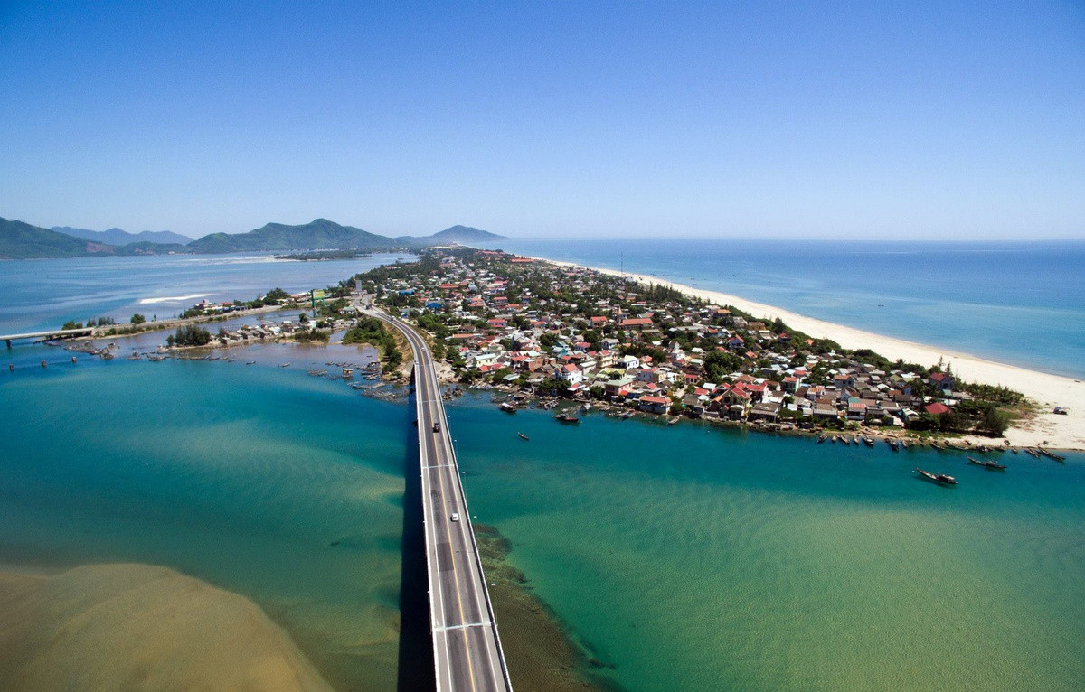 Nếu đã "mòn chân" ở những địa điểm quen thuộc trong TP Huế, du khách có thể xê dịch xa hơn đến vùng biển Lăng Cô (tỉnh Thừa Thiên - Huế). Ngồi trên bãi cát, lắng nghe tiếng sóng vỗ êm tai, ngắm vịnh biển cùng chân trời xanh ngắt, du khách có những xúc cảm khó quên khi được hòa mình vào thiên nhiên xứ Huế. Ảnh: Lê Thế Thắng.