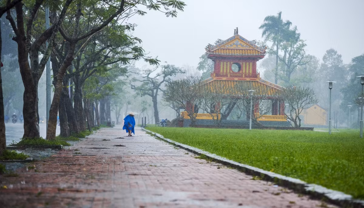 Nằm trên trục chính của Hoàng thành, giữa Kỳ Đài và Nghênh Lương Đình, Phu Văn Lâu là công trình kiến trúc đặc sắc trong quần thể di tích cố đô. Đây là lầu lưu giữ văn thư triều đình nhà Nguyễn, nơi niêm yết những chiếu chỉ của vua hay kết quả các cuộc thi Hội, Ðình. Trong những ngày mưa, nơi đây càng in đậm nét cổ kính, trầm mặc. Ảnh: Lê Huy Hoàng Hải.