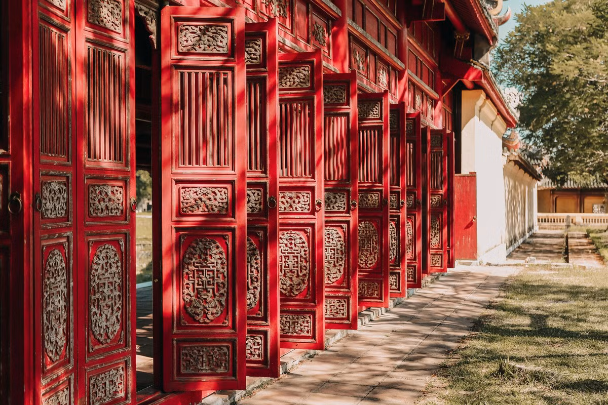 Đại Nội Huế là bối cảnh quen thuộc trong các MV, bộ phim điện ảnh Việt hút giới trẻ như Không thể cùng nhau suốt kiếp, Kiều, Gái già lắm chiêu... Trường Lang là điểm check-in du khách không thể bỏ lỡ tại đây. Hành lang dài với những cánh cửa sơn son, chạm trổ tinh xảo, mang đậm nét cổ kính và nguy nga của kiến trúc cung đình xưa. Ảnh: Nguyễn Kỳ Anh.