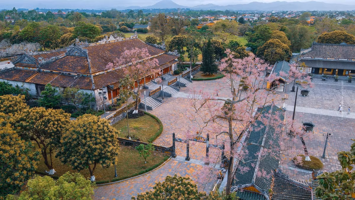 Hoàng thành nằm bên trong kinh thành, có chức năng bảo vệ Tử Cấm Thành cũng như các cung điện quan trọng nhất của triều đình. Hoàng thành và Tử Cấm Thành thường được gọi chung là Đại Nội. Những công trình quan trọng tại Hoàng thành gồm Ngọ Môn, Triệu Tổ Miếu, Thế Tổ Miếu, cung Diên Thọ, Hiển Lâm Các... Mùa hoa ngô đồng tại đây cuốn hút bao lữ khách. Ảnh: Kuzumi Truong.