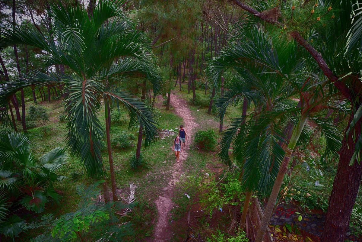 Đầu năm 2016, tờ HuffingtonPost (Mỹ) đã đăng tải bài viết về công viên nước bỏ hoang nổi tiếng ở Huế, thu hút du khách trong và ngoài nước check-in. Đó là công viên Hồ Thủy Tiên, địa điểm ẩn chứa sự ma mị, kỳ quái, hấp dẫn những tâm hồn ưa phiêu lưu, mạo hiểm. Ảnh: Lê Huy Hoàng Hải.