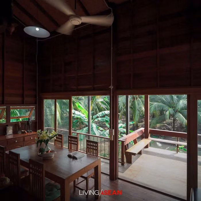 Ngôi nhà sàn gỗ này không chỉ là nơi sinh sống mà còn là một tác phẩm kiến trúc hòa quyện với thiên nhiên, tạo ra một môi trường sống thoải mái và gần gũi với nông thôn.