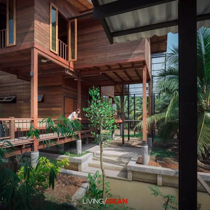 Căn nhà được thiết kế linh hoạt để đáp ứng nhiều nhu cầu của cuộc sống gia đình. Với một chiếc bàn gỗ đặt ở trung tâm phòng, không gian này có thể được sử dụng đa năng cho các mục đích khác nhau như tiếp khách, ăn uống và thư giãn. Nhà bếp trước đây ở phía sau ngôi nhà đã được chuyển xuống tầng trệt, nơi phù hợp với cách nấu ăn truyền thống của Thái Lan, giúp dễ dàng loại bỏ mùi thức ăn một cách nhanh chóng. Chỉ có một phòng chứa thức ăn, bát đĩa và đồ dùng cần thiết được cất giữ ở tầng trên, nơi tập trung pha chế cà phê và đồ uống khác hay làm đồ ăn nhẹ. Phòng này được ngăn cách với khu vực sinh hoạt bằng cửa chớp cuốn mở, giúp lưu thông không khí và tạo cảm giác gắn kết.