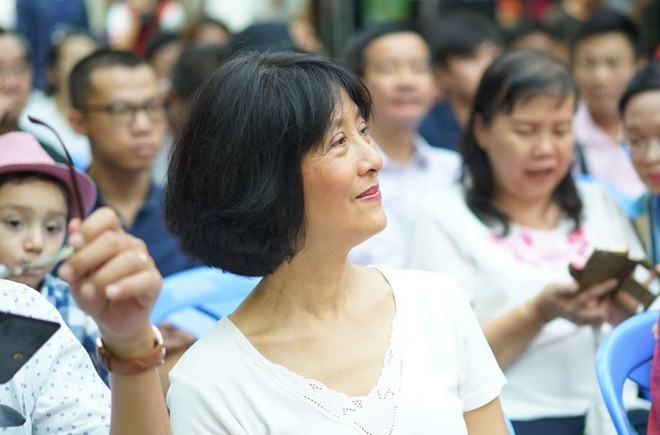 Tác giả Nuage Rose - Hồng Vân trong một buổi giao lưu với bạn đọc tại Đường sách TP.HCM năm 2017. Ảnh: FB Trẻ Măng non.