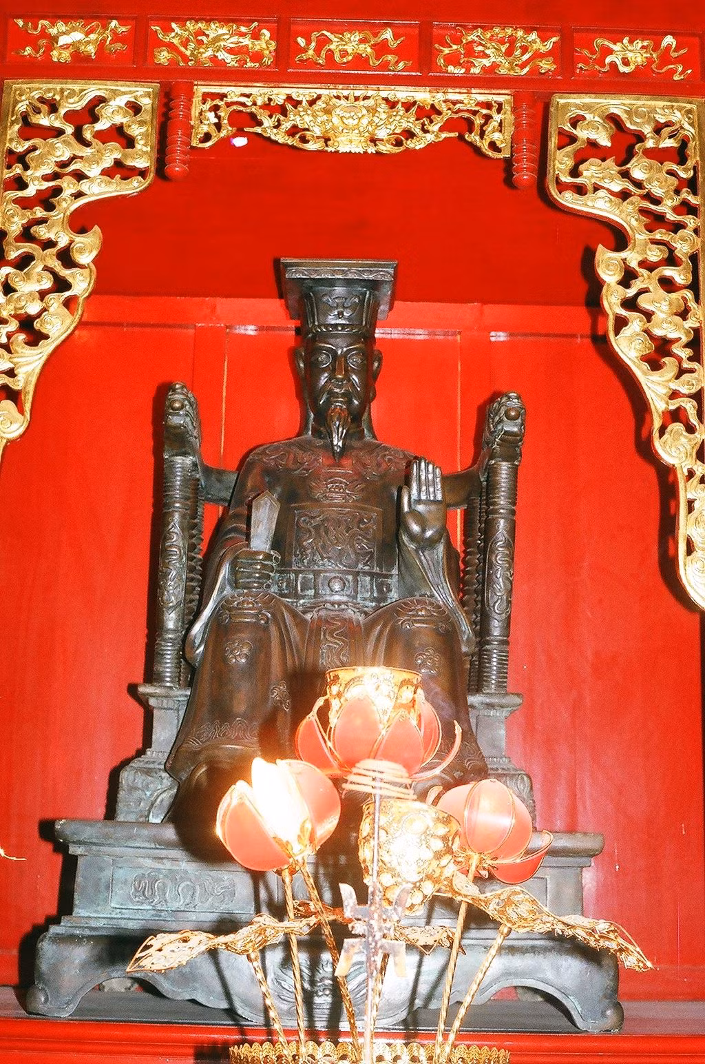 Theo sách Đại Việt sử lược, Thái tử Nhật Tôn sớm trở nên "tinh thông kinh truyện, hiểu âm luật, lại càng giỏi về võ lược". Tháng 8 âm lịch năm 1033, Lý Thái Tông phong ông tước Khai Hoàng vương và dựng cung Long Đức làm nơi ở cho ông. Ông đã sớm được tiếp xúc với dân chúng, nên hiểu được nỗi khổ của dân và thông thạo nhiều việc. Tháng 2 âm lịch năm 1037, ông được Thái Tông phong làm Đại Nguyên soái, cùng cha đi dẹp quân nổi dậy ở Lâm Tây (Lai Châu) và giành được chiến thắng. Tháng 2 âm lịch năm 1039, Lý Thái Tông thân chinh đi đánh Nùng Tồn Phúc ở mạn tây bắc. Thái tử Nhật Tôn mới 17 tuổi được cử làm Giám quốc, coi sóc kinh thành và việc triều chính. Ngày 1/4 âm lịch năm 1040, ông lại được Lý Thái Tông giao quyền xét xử các vụ kiện tụng trong nước, lập cơ quan ở điện Quảng Vũ. Sử thần đời Lê sơ Ngô Sĩ Liên trong Đại Việt Sử ký Toàn thư chỉ trích quyết định này của Thái Tông.