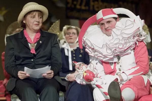 Sau đây là những hình ảnh "hiếm thấy" ngoài đời thực của các nhà lãnh đạo và chính trị gia trên thế giới. Ảnh: Nữ Thủ tướng Đức Angela Merkel tại lễ hội hóa trang truyền thống 650 năm tuổi.