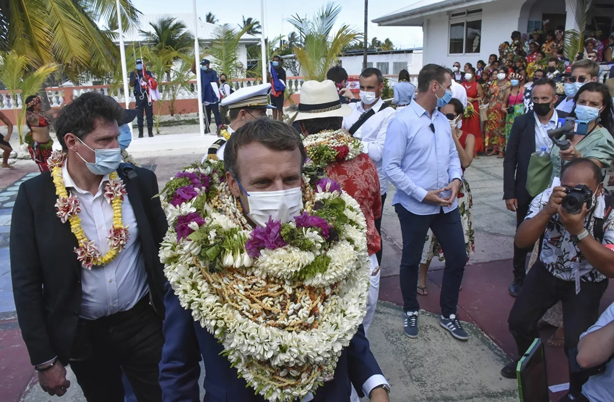 Tổng thống Pháp Emmanuel Macron đeo vòng cổ bằng hoa và bằng vỏ sò khi ông đến đảo san hô Manihi, cách Tahiti, Polynesia thuộc Pháp ở Thái Bình Dương vào tháng 7/2021.