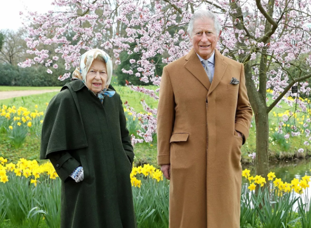 Hình ảnh mới nhất của Nữ hoàng Anh Elizabeth II và Thái tử Charles được Cung điện Buckingham công bố vào ngày 2/4/2021 chụp trong khu vườn của Frogmore House ở Windsor, Anh.
