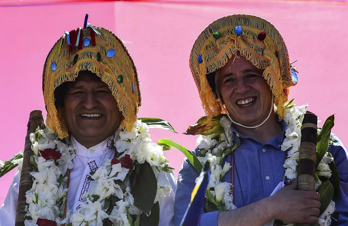 Cựu Tổng thống Bolivia Evo Morales (bên trái) và Phó Tổng thống Alvaro Garcia Linera đội chiếc mũ truyền thống vào năm 2020, sau khi ông Morales trở về từ Argentina.