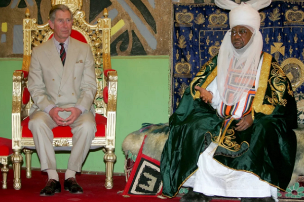 Thái tử Anh Charles trong buổi gặp Tiểu vương xứ Kano, Ado Bayero ở Nigeria, năm 2006.