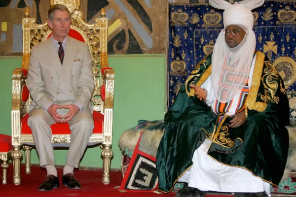 Thái tử Anh Charles trong buổi gặp Tiểu vương xứ Kano, Ado Bayero ở Nigeria, năm 2006.