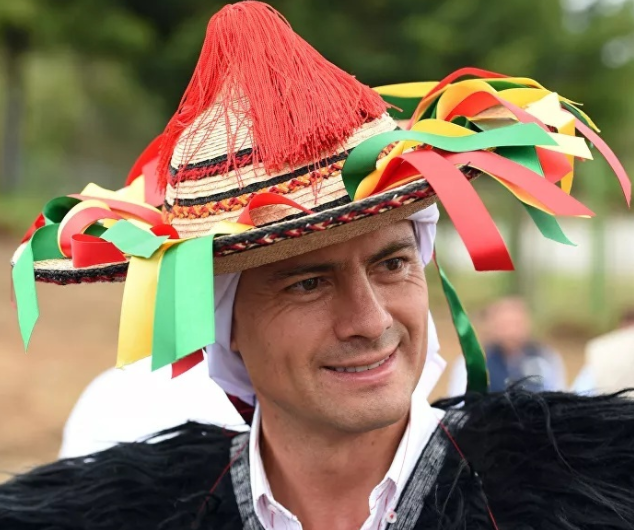 Tổng thống Mexico Enrique Pena Nieto mặc trang phục truyền thống của dân tộc Tzotzil trong lễ kỷ niệm Ngày quốc tế các dân tộc bản địa thế giới ở San Juan Chamula, bang Chiapas, Mexico, vào năm 2014.