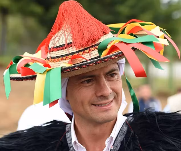 Tổng thống Mexico Enrique Pena Nieto mặc trang phục truyền thống của dân tộc Tzotzil trong lễ kỷ niệm Ngày quốc tế các dân tộc bản địa thế giới ở San Juan Chamula, bang Chiapas, Mexico, vào năm 2014.