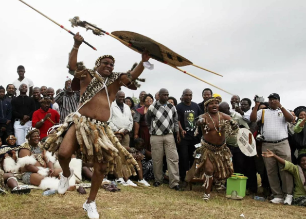 Chủ tịch Đại hội Dân tộc Phi (ANC) Jacob Zuma mừng ngày cưới của mình ở Nam Phi.