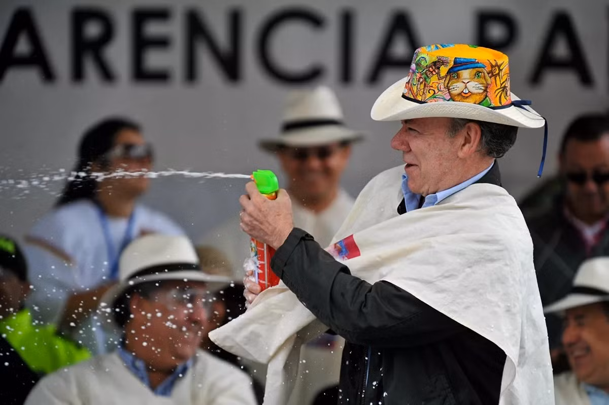 Tổng thống Colombia Juan Manuel Santos tham gia cuộc diễu hành “Ngày Trắng”, một phần của Lễ hội của người da đen và da trắng ở Pasto, Colombia, vào ngày 6/1/2013.