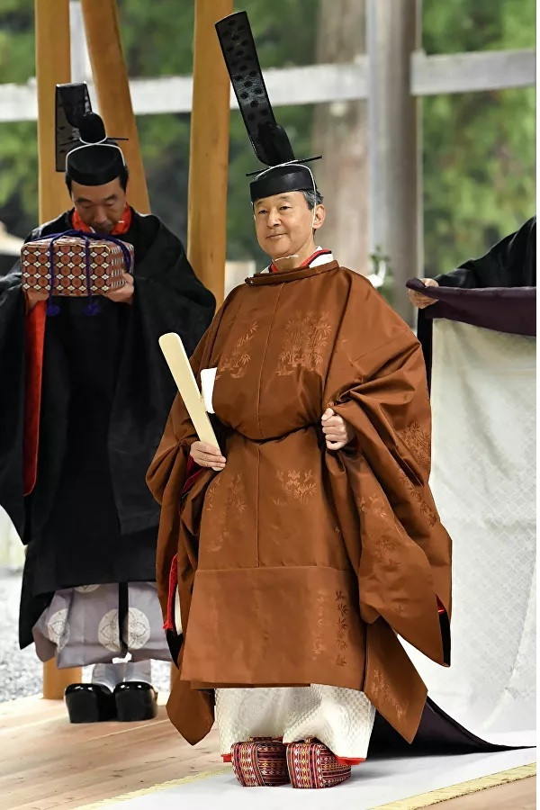 Nhật hoàng Naruhito tham dự một nghi lễ tại ngôi đền Ise Jingu ở Ise, tỉnh Mie vào ngày 22/11/2019 để báo cáo việc hoàn thành các nghi thức lớn trong ngày lên ngôi của ông.