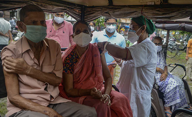 Bên cạnh đó, nhà chức trách Ấn Độ cũng trao tặng các loại lương thực cũng như đồ dùng gia dụng cho các hộ gia đình đã tiêm vắc xin. Ảnh: NDTV.