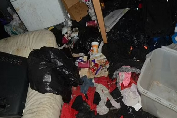 "Những đứa trẻ đã được nuôi dưỡng trong điều kiện tồi tệ. Không rõ bằng cách nào chúng có thể làm bài tập về nhà và làm thế nào để sống sót", ông Parry-Jones nói thêm.