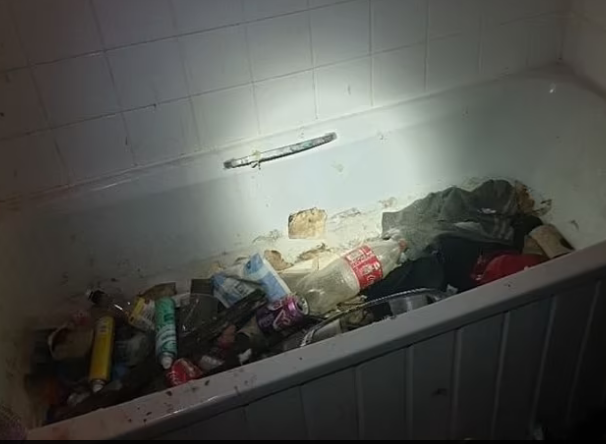 Nhiều chai lọ bỏ đi trong bồn tắm.