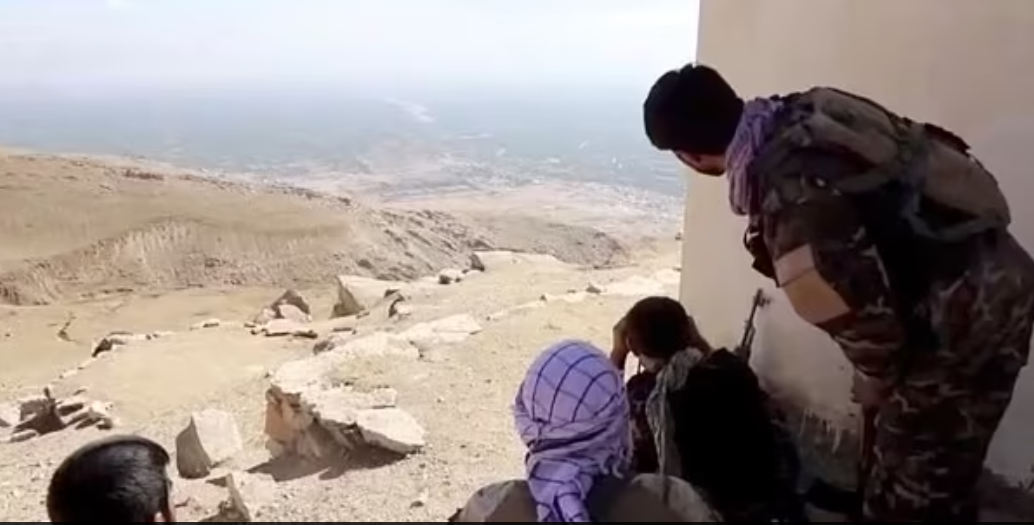 Các thành viên của NRF tại thung lũng Panjshir. Ảnh: Reuters.