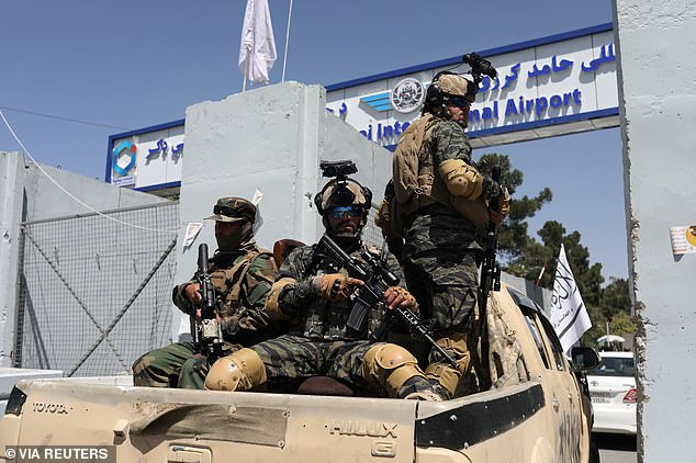 Nhưng đáp lại, một trong những chỉ huy của Taliban, Maulawi Mohammed Faruq, nói với The Times: "Thông điệp của chúng tôi gửi đến lực lượng kháng chiến ở Panjshir là đầu hàng hoặc đối diện với cái chết". Ảnh: Lực lượng Taliban tại sân bay quốc tế ở Kabul. Ảnh: Reuters.