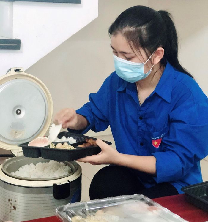 Nu sinh lop 12 o Nghe An chieu hoc, sang toi tinh nguyen chong dich-Hinh-2