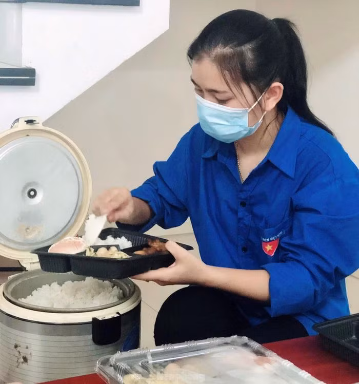 Nu sinh lop 12 o Nghe An chieu hoc, sang toi tinh nguyen chong dich-Hinh-2