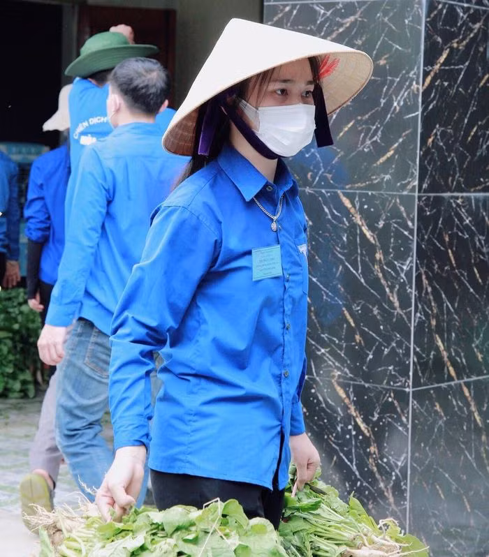 Nu sinh lop 12 o Nghe An chieu hoc, sang toi tinh nguyen chong dich-Hinh-4