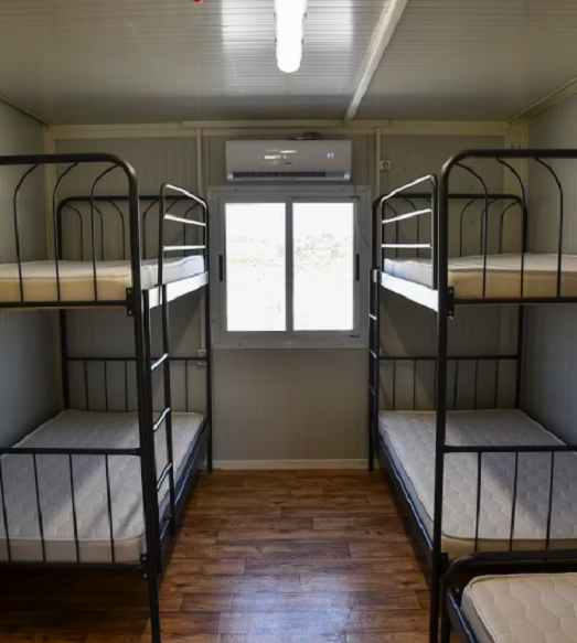 Bên trong các phòng của khu trại tị nạn có 6 giường tầng.