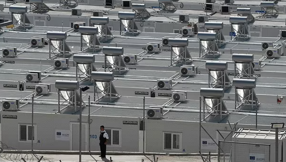 Nguồn tin cho hay, 450 người xin tị nạn đầu tiên, hiện đang cư trú tại một khu trại khác, sẽ được chuyển tới cơ sở mới mở cửa ở Samos vào ngày 20/9.