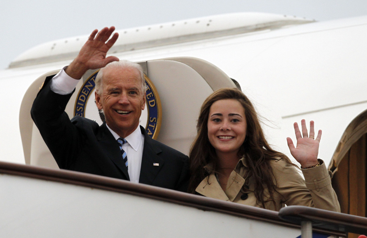 Naomi là con gái của Hunter Biden - con trai thứ hai của Tổng thống Mỹ Joe Biden - với vợ cả Kathleen. Ảnh chụp Naomi và ông nội. Ảnh: Getty.