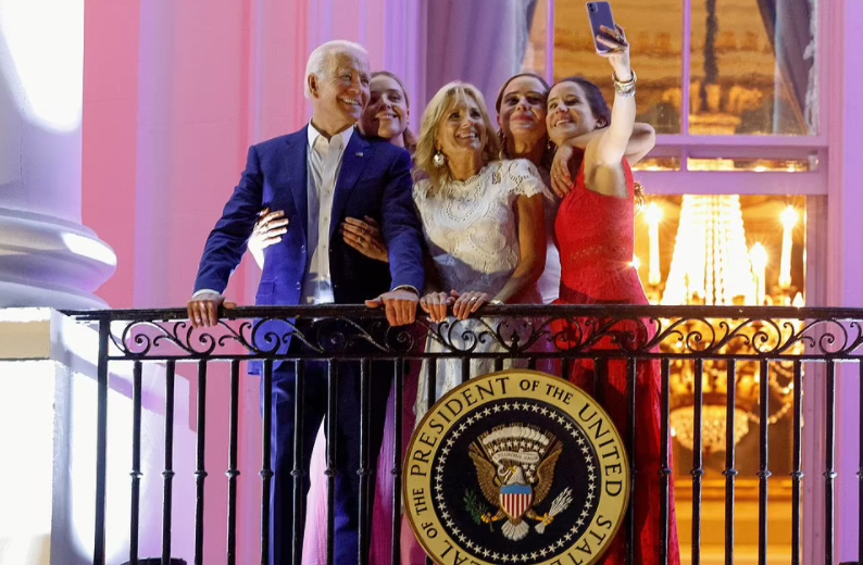 Có thể nói, Naomi là cô cháu gái xinh đẹp và nổi tiếng nhất nhà Biden. Ảnh: Reuters.