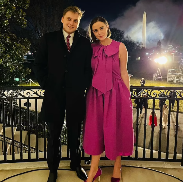 Được biết, Naomi và Neal đã cùng nhau lập một trang web giúp người dân Mỹ biết cách tiếp cận với nguồn tiền hỗ trợ họ trong đại dịch COVID-19. Ảnh: Instagram.