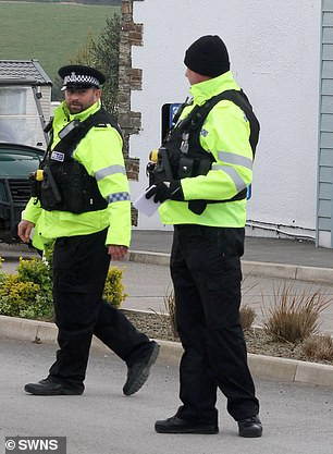 Các nhân viên y tế đã nỗ lực cứu sống Frankie, nhưng do vết thương quá nặng, cậu bé không qua khỏi.