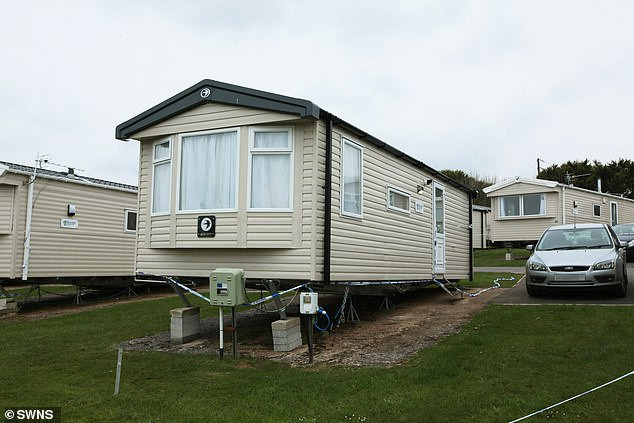 Tawney đã để con trai lại một mình với chú chó Winston rồi cùng Sadie đi uống rượu, nghe nhạc ở nhà gần đó.