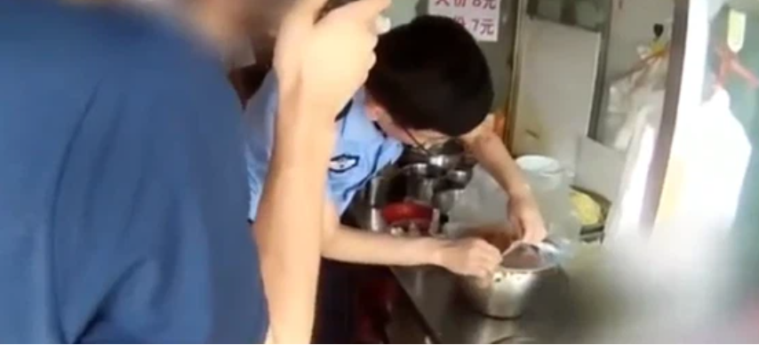 “Boc phot” loat chu quan TQ bo thuoc phien vao do an thuc khach-Hinh-3