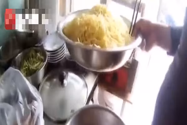 “Boc phot” loat chu quan TQ bo thuoc phien vao do an thuc khach