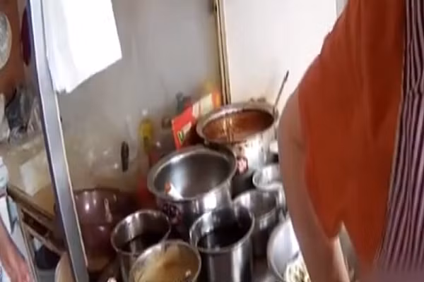 “Boc phot” loat chu quan TQ bo thuoc phien vao do an thuc khach-Hinh-4