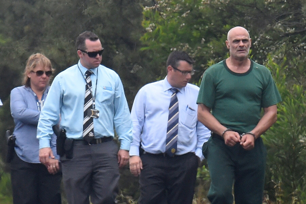 Tuy nhiên, trong một bài đăng vào ngày 19/4/2021, ABC News cho biết các nhà điều tra chưa có đủ bằng chứng để kết tội Tarantino dù ông ta tự ra đầu thú. Dù vậy, Thanh tra thám tử Andrew Mackay xác nhận Tarantino vẫn là một đối tượng "đáng quan tâm" trong vụ án. Ảnh: Tarantino (ngoài cùng bên phải) bị cảnh sát áp giải hồi năm 2016. Ảnh: AAP. 