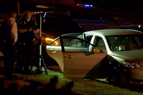 Be 1 tuoi tu vong vi bi me de quen trong oto 9 tieng